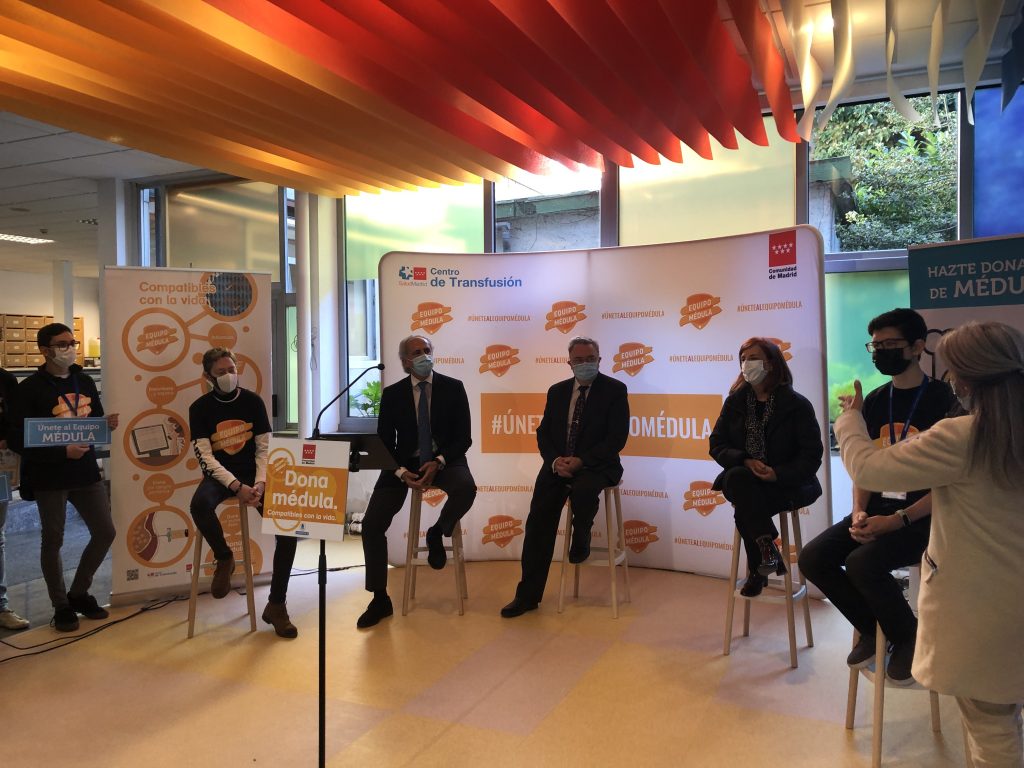 De izquierda a derecha: Jaime, Enrique Ruiz Escudero, Guillermo Cisneros, Mª Luisa Barea y Luis de la Cal en el acto de presentación de la campaña de Donación de Médula Ósea en la Comunidad de Madrid para el curso 2021-22.